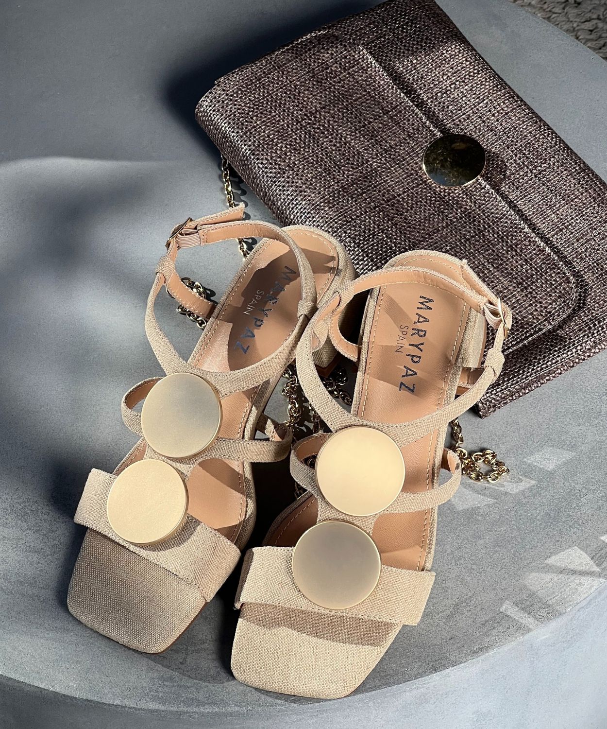 Sandalia tac&oacute;n bajo adorno image number null